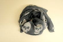 loika andra scarf sjal dödskallar grå
